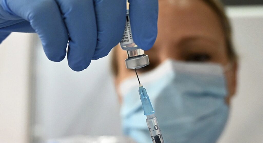 Σε κατάσταση συναγερμού βρίσκονται υγειονομικές υπηρεσίες και κυβέρνηση μετά τις αποκαλύψεις για περιστατικά με πλαστά πιστοποιητικά εμβολιασμού, διάσπαρτα σε όλη τη χώρα