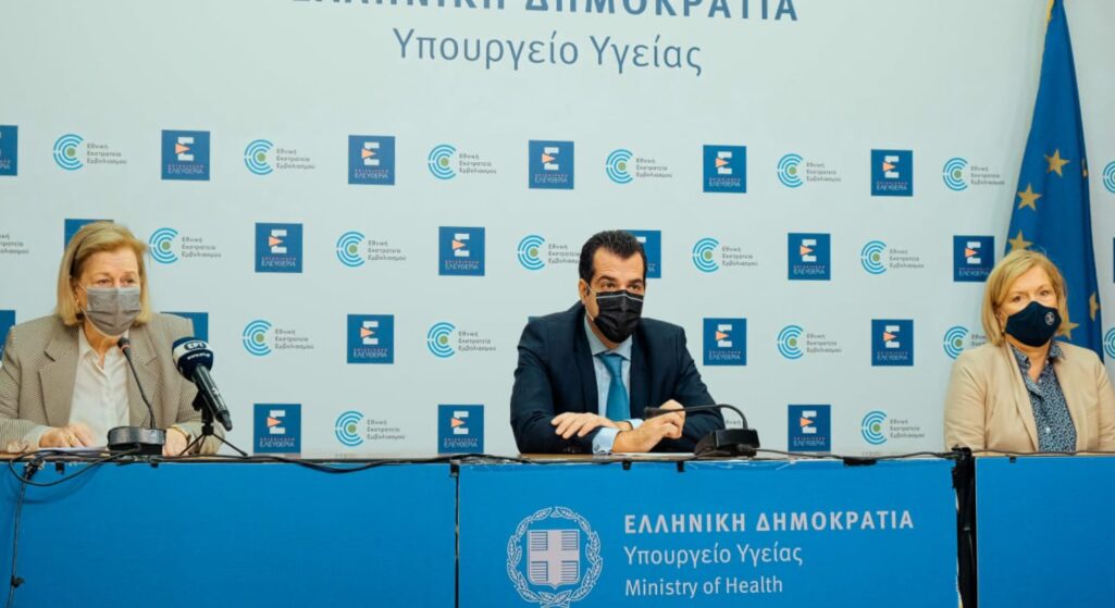 Τις ομάδες που έχουν αυξημένο κίνδυνο από τη γρίπη και στο εκρηκτικό μείγμα που δημιουργείται συνδυαστικά με την παρουσία του κορωνοϊού ανέλυσαν στο υπουργείο Υγείας, ο υπουργός Υγείας, Θάνος Πλεύρης, η αναπληρώτρια υπουργός Υγείας, Μίνα Γκάγκα και η πρόεδρος της Εθνικής Επιτροπής Εμβολιασμών, Μαρία Θεοδωρίδου στο πλαίσιο ανακοινώσεων για τον αντιγριπικό εμβολιασμό