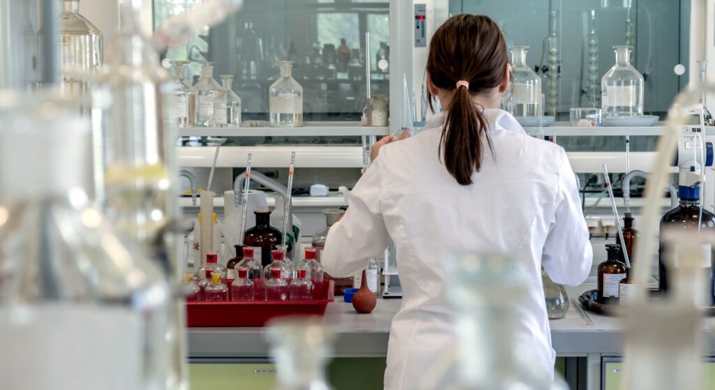 Το γερμανικό φαρμακευτικό εργαστήριο BioNTech, που συνεργάζεται με την Pfizer, μελετά τη μετάλλαξη Μποτσουάνα και δηλώνει έτοιμη να προσαρμόσει το εμβόλιο εάν χρειαστεί. 