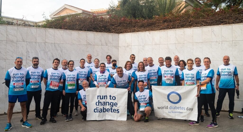 Η ομάδα “Run to Change Diabetes” της Novo Nordisk Hellas, συμμετείχε στον Αυθεντικό Μαραθώνιο της Αθήνας 2021, με σκοπό την ενημέρωση και την ευαισθητοποίηση των ατόμων για τη νόσο του Σακχαρώδη Διαβήτη, μεταφέροντας το μήνυμα «ναι στην άσκηση, όχι στην καθιστική ζωή».
