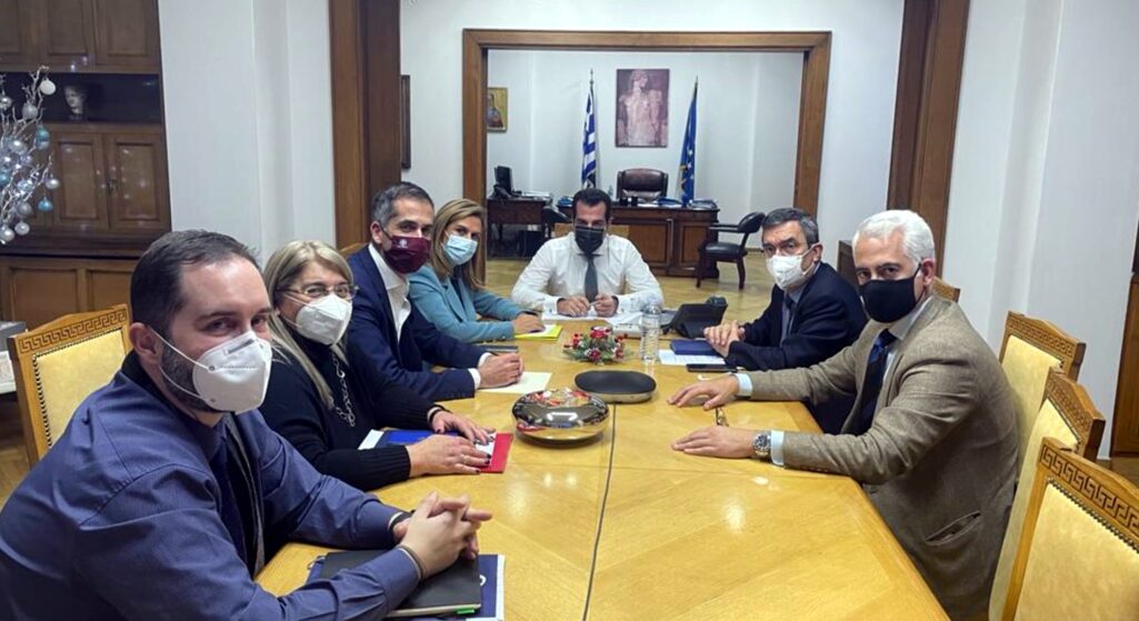 Ο Υπουργός Υγείας Θάνος Πλεύρης και η Υφυπουργός Υγείας Ζωή Ράπτη πραγματοποίησαν συνάντηση με τον Υφυπουργό Προστασίας του Πολίτη Λευτέρη Οικονόμου, τον Δήμαρχο Αθηναίων Κώστα Μπακογιάννη, τον Πρόεδρο του ΟΚΑΝΑ Αθανάσιο Θεοχάρη και τον Πρόεδρο του ΚΕΘΕΑ Χρήστο Λιάπη με αντικείμενο την αλλαγή του νομικού πλαισίου, όσον αφορά τη χορήγηση της φαρμακευτικής ουσίας «ναλοξόνη», του μοναδικού αντιδότου για τις περιπτώσεις υπερδοσολογίας οπιοειδών.
