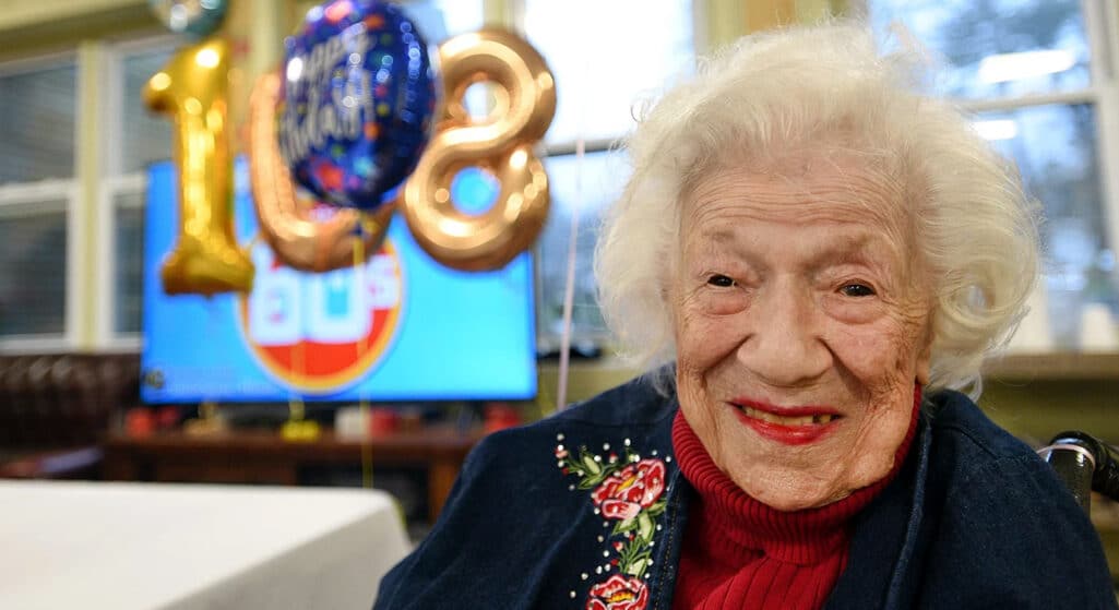 Η Σίλβια Γκόλντσολ μπορεί να είναι 108 ετών, όμως δεν άφησε τον κορωνοϊό να την νικήσει. Έτσι έγινε η γηραιότερη ασθενής του Νιου Τζέρσι που επιβιώνει από τον COVID-19.
